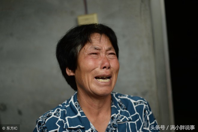 Trung Quốc: Chua xót mẹ già nhốt con gái trong lồng gỗ vì căn bệnh lạ - Ảnh 3.