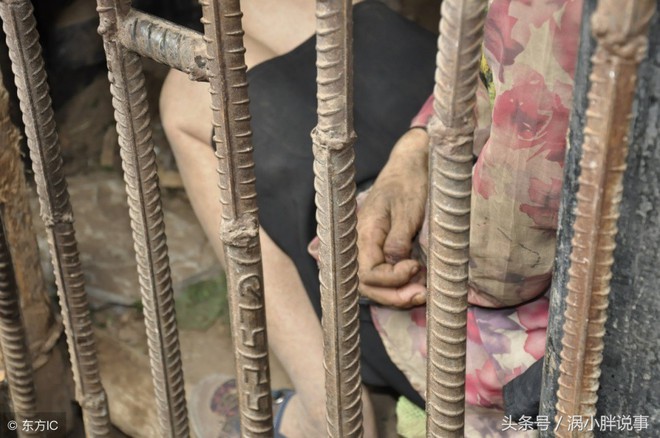 Trung Quốc: Chua xót mẹ già nhốt con gái trong lồng gỗ vì căn bệnh lạ - Ảnh 4.