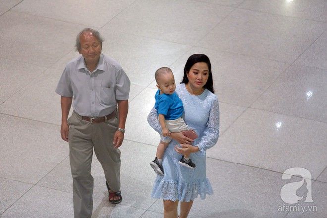 Quốc Cơ - Quốc Nghiệp òa khóc, ôm chầm lấy cha mẹ, vợ con ngay khi về đến sân bay Tân Sơn Nhất - Ảnh 1.