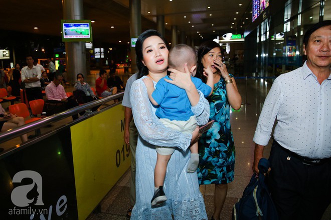 Quốc Cơ - Quốc Nghiệp òa khóc, ôm chầm lấy cha mẹ, vợ con ngay khi về đến sân bay Tân Sơn Nhất - Ảnh 2.