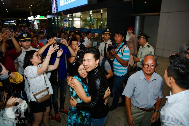 Quốc Cơ - Quốc Nghiệp òa khóc, ôm chầm lấy cha mẹ, vợ con ngay khi về đến sân bay Tân Sơn Nhất - Ảnh 12.