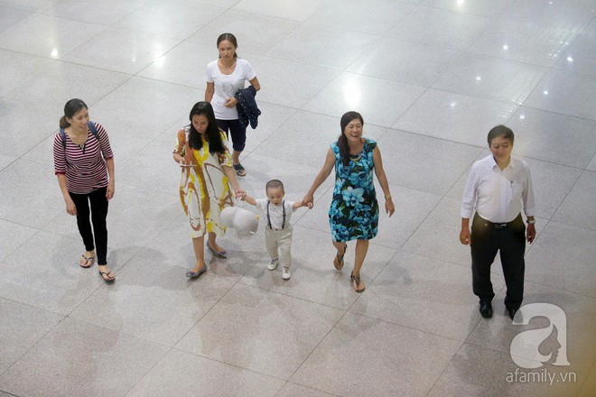 Quốc Cơ - Quốc Nghiệp òa khóc, ôm chầm lấy cha mẹ, vợ con ngay khi về đến sân bay Tân Sơn Nhất - Ảnh 15.
