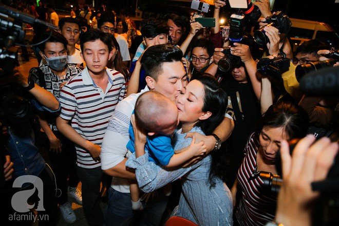 Quốc Cơ - Quốc Nghiệp òa khóc, ôm chầm lấy cha mẹ, vợ con ngay khi về đến sân bay Tân Sơn Nhất - Ảnh 17.