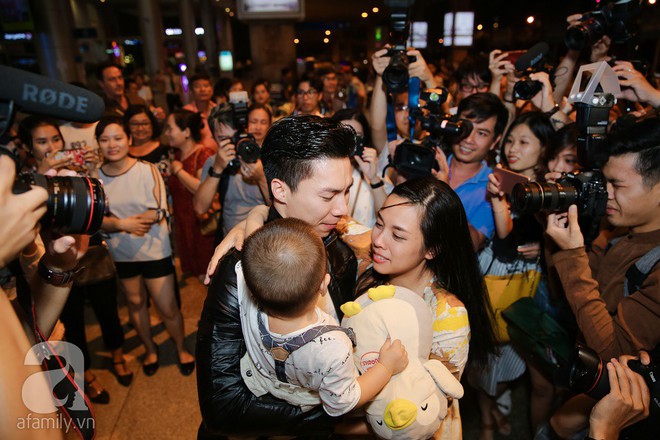 Quốc Cơ - Quốc Nghiệp òa khóc, ôm chầm lấy cha mẹ, vợ con ngay khi về đến sân bay Tân Sơn Nhất - Ảnh 19.
