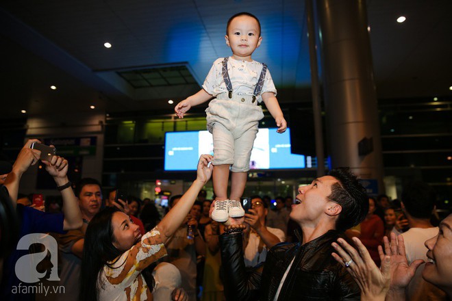 Quốc Cơ - Quốc Nghiệp òa khóc, ôm chầm lấy cha mẹ, vợ con ngay khi về đến sân bay Tân Sơn Nhất - Ảnh 20.