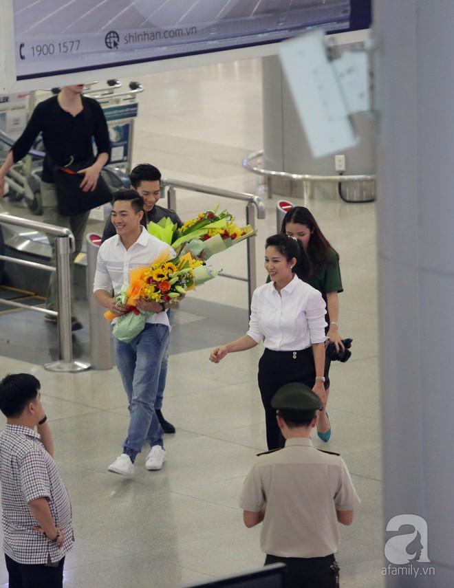 Quốc Cơ - Quốc Nghiệp òa khóc, ôm chầm lấy cha mẹ, vợ con ngay khi về đến sân bay Tân Sơn Nhất - Ảnh 11.