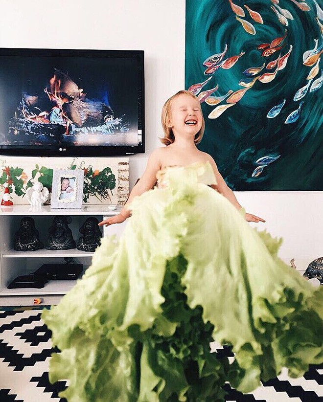 Mẹ chế rau củ trong bếp thành váy áo cho con khiến cô bé 4 tuổi bỗng trở nên nổi tiếng khắp thế giới - Ảnh 10.