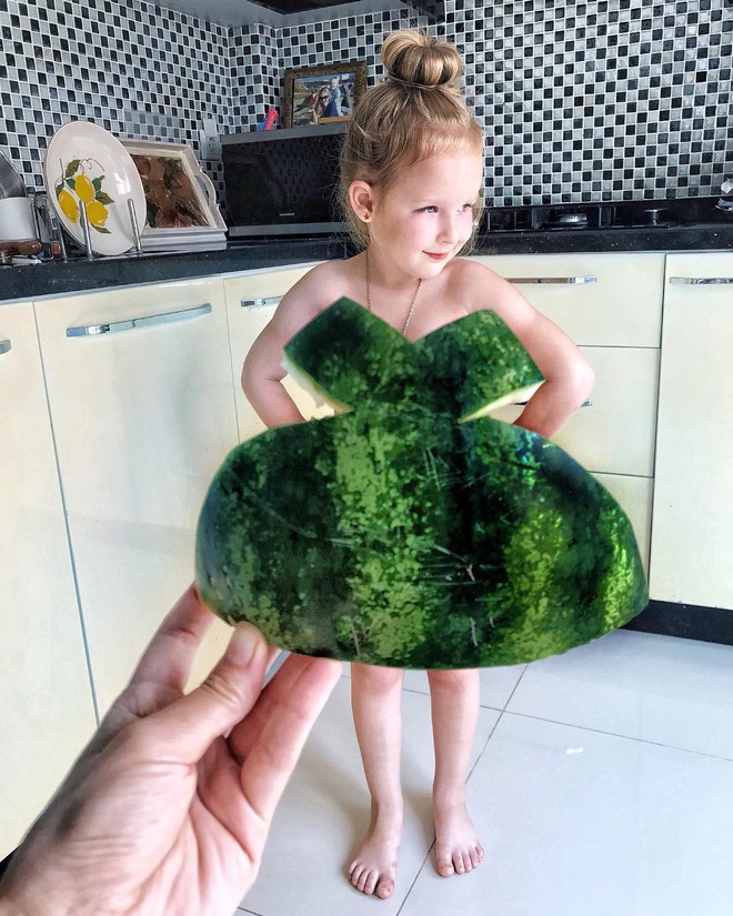 Mẹ chế rau củ trong bếp thành váy áo cho con khiến cô bé 4 tuổi bỗng trở nên nổi tiếng khắp thế giới - Ảnh 9.