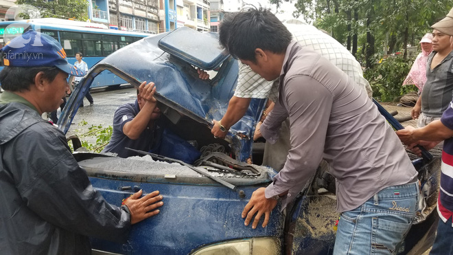 TP.HCM: Loạt cây lớn đổ đè nát ô tô, bảng hiệu văng tứ tung khiến người đi đường hoảng sợ trong mưa lốc - Ảnh 2.