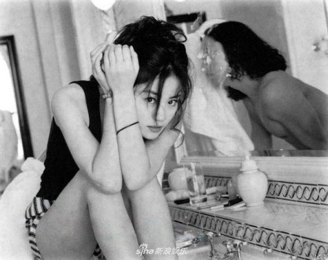 Bất ngờ rò rỉ hình ảnh nóng bỏng của Thiên hậu Vương Phi chụp cùng chồng cũ Đậu Duy trong phòng tắm  - Ảnh 1.