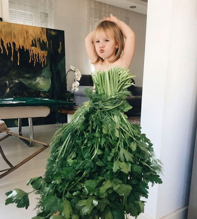Mẹ chế rau củ trong bếp thành váy áo cho con khiến cô bé 4 tuổi bỗng trở nên nổi tiếng khắp thế giới - Ảnh 6.