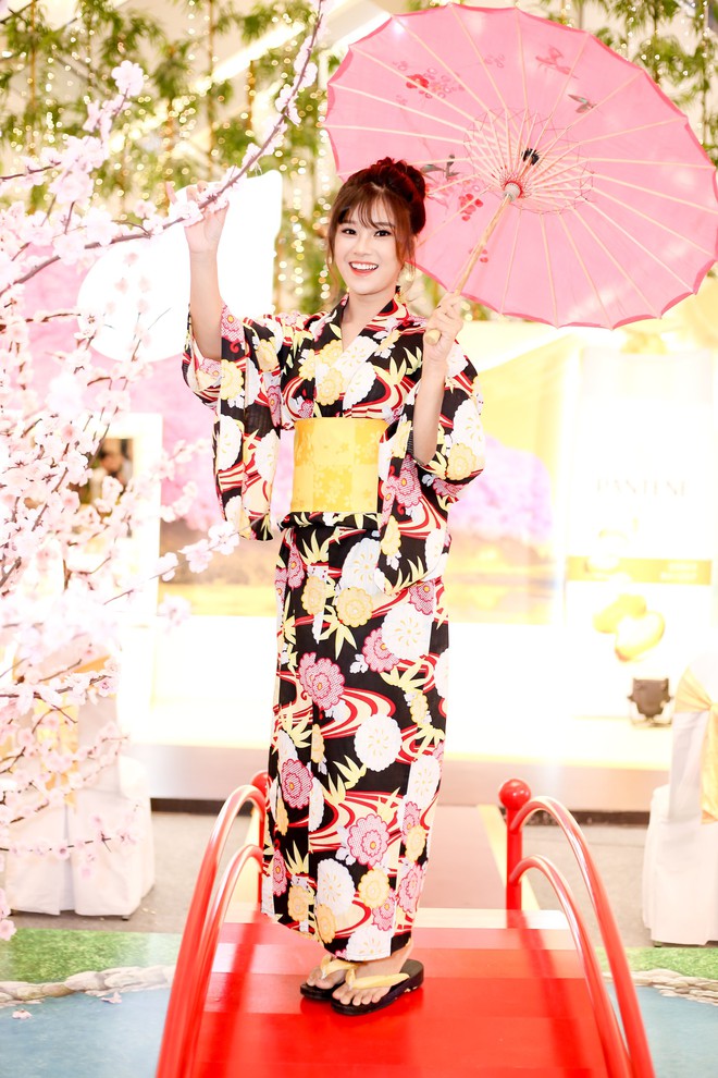Diện kimono xinh xắn, Hoàng Yến Chibi nhí nhảnh hóa thiếu nữ bên hoa đào - Ảnh 5.