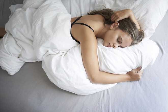 Ngưng nằm sấp khi ngủ nếu không muốn gặp phải những vấn đề sức khỏe nghiêm trọng - Ảnh 1.