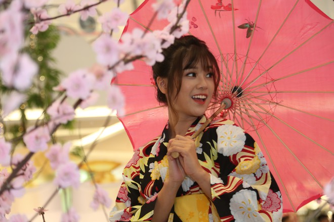 Diện kimono xinh xắn, Hoàng Yến Chibi nhí nhảnh hóa thiếu nữ bên hoa đào - Ảnh 8.