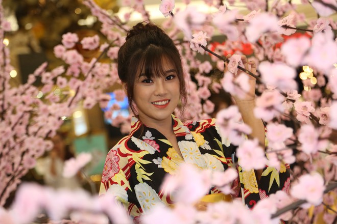 Diện kimono xinh xắn, Hoàng Yến Chibi nhí nhảnh hóa thiếu nữ bên hoa đào - Ảnh 7.
