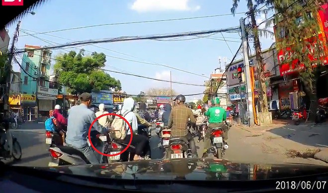 Hà Nội: Dừng đèn đỏ, người đàn ông ngang nhiên móc túi cô gái ngay tại ngã tư Vọng - Ảnh 1. Hà Nội: Dừng đèn đỏ, người đàn ông ngang nhiên móc túi cô gái ngay tại ngã tư Vọng - Ảnh 1.