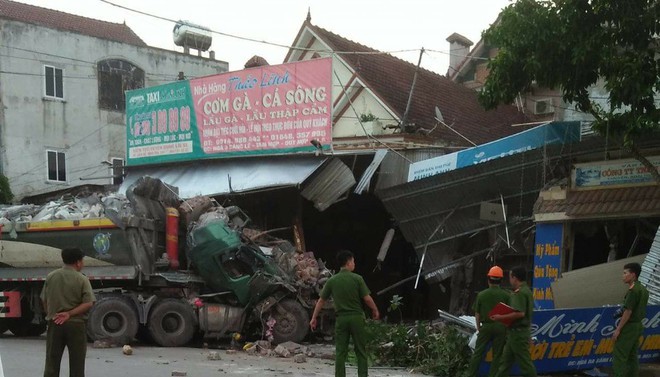 Nghệ An: Xe đầu kéo đâm sập nhiều nhà dân lúc nửa đêm khiến mọi người hoảng loạn - Ảnh 1.