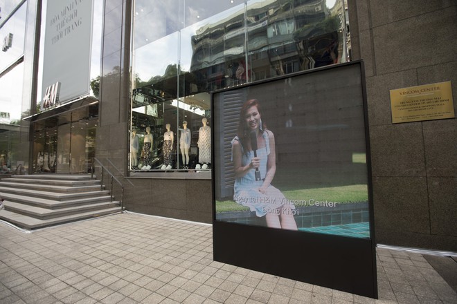 H&M chính thức mở bán BST kết hợp cùng Đông Nhi, hình ảnh của nữ ca sĩ trải khắp từ cửa hàng đến mác quần áo  - Ảnh 2.