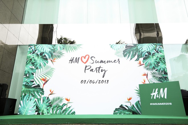 H&M chính thức mở bán BST kết hợp cùng Đông Nhi, hình ảnh của nữ ca sĩ trải khắp từ cửa hàng đến mác quần áo  - Ảnh 4.