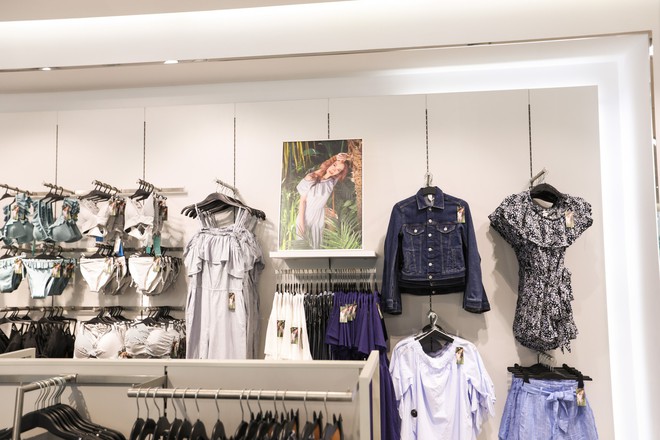 H&M chính thức mở bán BST kết hợp cùng Đông Nhi, hình ảnh của nữ ca sĩ trải khắp từ cửa hàng đến mác quần áo  - Ảnh 5.