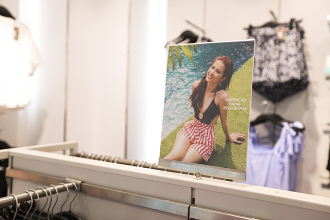 H&M chính thức mở bán BST kết hợp cùng Đông Nhi, hình ảnh của nữ ca sĩ trải khắp từ cửa hàng đến mác quần áo  - Ảnh 7.