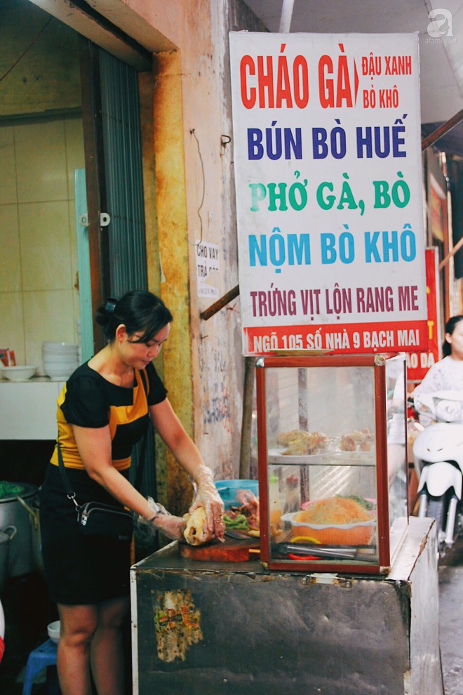 Khám phá món cháo đậu xanh bò khô có 1-0-2 gần 10 năm tuổi trong ngõ Bạch Mai - Ảnh 1.
