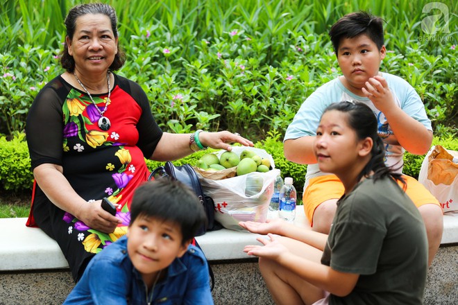 Nhiều gia đình cùng trẻ em đổ xô đi hái xoài ngay trong khu đô thị ở Hà Nội - Ảnh 13.