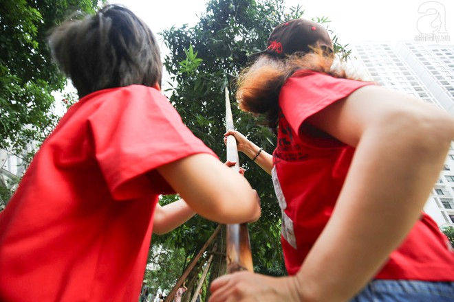 Nhiều gia đình cùng trẻ em đổ xô đi hái xoài ngay trong khu đô thị ở Hà Nội - Ảnh 12.