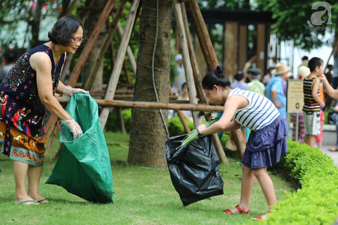 Nhiều gia đình cùng trẻ em đổ xô đi hái xoài ngay trong khu đô thị ở Hà Nội - Ảnh 17.