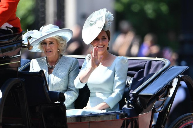 Meghan Markle lại tiếp tục phá vỡ quy tắc trang phục mà Công nương Diana và Kate Middleton chưa dám làm - Ảnh 8.