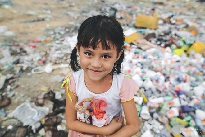 Chuyện của cô bé 9 tuổi sống ở bãi rác Phú Quốc và chàng kỹ sư nông nghiệp đi khắp đất nước kể chuyện trẻ thơ - Ảnh 2.