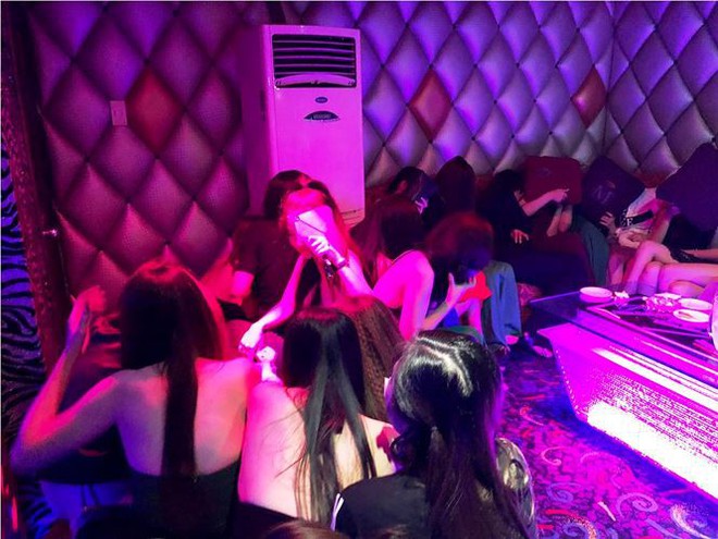 Đột kích karaoke mát mẻ, hơn 100 tiếp viên mặc hở hang tháo chạy   - Ảnh 1.