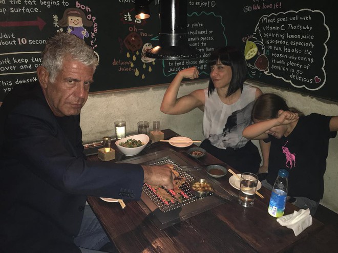 Đầu bếp Anthony Bourdain từng muốn tự tử nhiều lần nhưng đây chính là người đã giúp ông vượt qua - Ảnh 2.