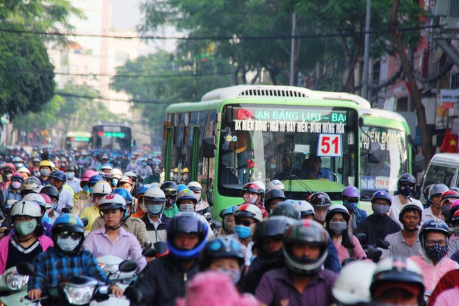 Kẹt xe từ sáng sớm, người Sài Gòn chen chúc đi làm trong tiết trời se lạnh ngày đầu tiên trong năm mới - Ảnh 10.