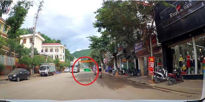 Clip: Xe tải đang đi thì bạt che sau bất ngờ bay xuống trùm kín xe máy, khiến nam thanh niên ngã sõng soài - Ảnh 2. Clip: Xe tải đang đi thì bạt che sau bất ngờ bay xuống trùm kín xe máy, khiến nam thanh niên ngã sõng soài - Ảnh 2.