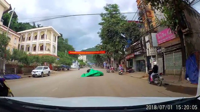 Clip: Xe tải đang đi thì bạt che sau bất ngờ bay xuống trùm kín xe máy, khiến nam thanh niên ngã sõng soài - Ảnh 3. Clip: Xe tải đang đi thì bạt che sau bất ngờ bay xuống trùm kín xe máy, khiến nam thanh niên ngã sõng soài - Ảnh 3.