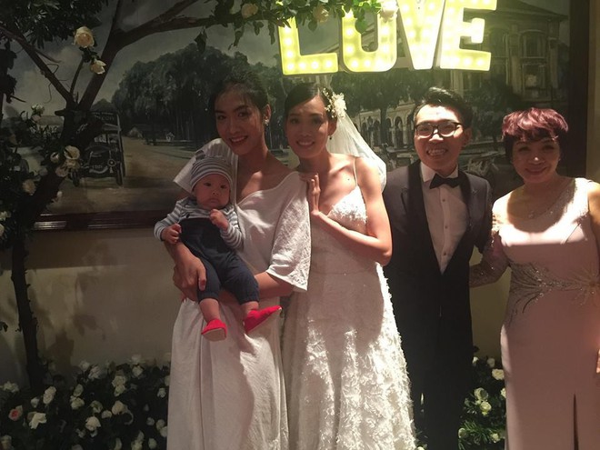 Cư dân mạng rúng động trước hình ảnh người mẫu Nguyễn Hợp tranh thủ vén váy cô dâu cho con bú trong ngày cưới của chính mình - Ảnh 2.