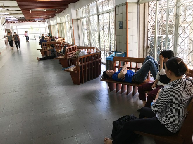 Người nhà bệnh nhân nghỉ trưa cực hơn ngàn lần dưới cái nóng hơn 40 độ C - Ảnh 7. Người nhà bệnh nhân nghỉ trưa cực hơn ngàn lần dưới cái nóng hơn 40 độ C - Ảnh 7.