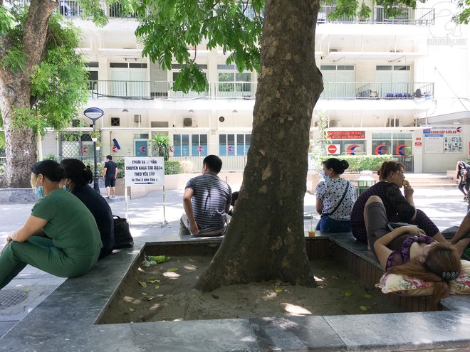 Người nhà bệnh nhân nghỉ trưa cực hơn ngàn lần dưới cái nóng hơn 40 độ C - Ảnh 3. Người nhà bệnh nhân nghỉ trưa cực hơn ngàn lần dưới cái nóng hơn 40 độ C - Ảnh 3.