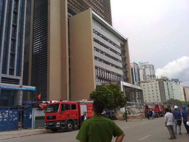 Hà Nội: Cháy tòa nhà trên phố Dương Đình Nghệ vào đúng ngày nắng nóng đỉnh điểm - Ảnh 9.