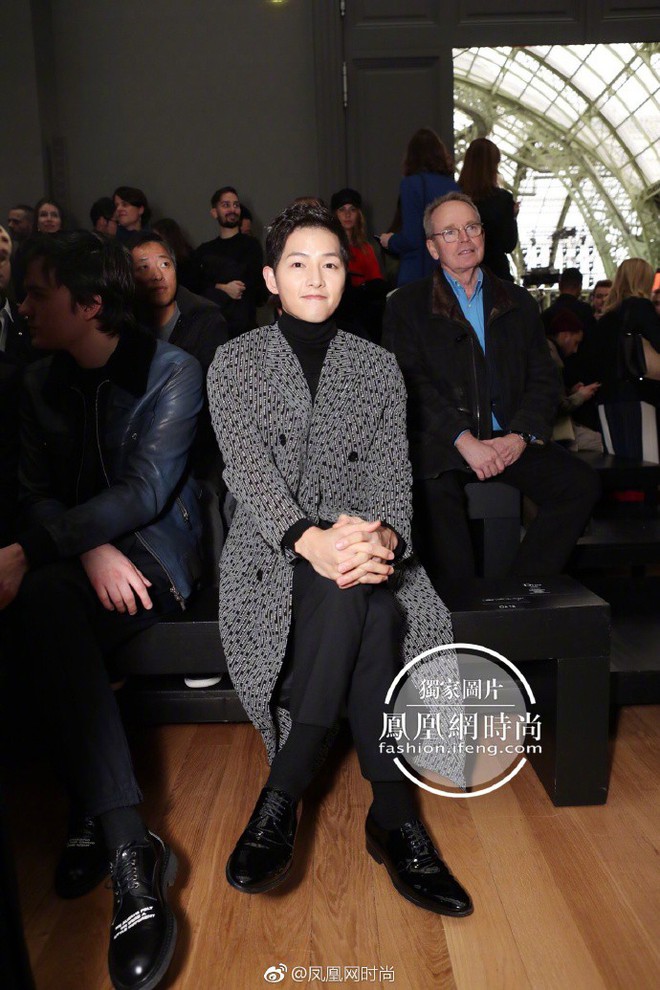 Lâu lắm mới thấy xuất hiện, Song Joong Ki lại khiến người ta trầm trồ vì diện đồ còn đẹp hơn người mẫu tại show Dior - Ảnh 2.