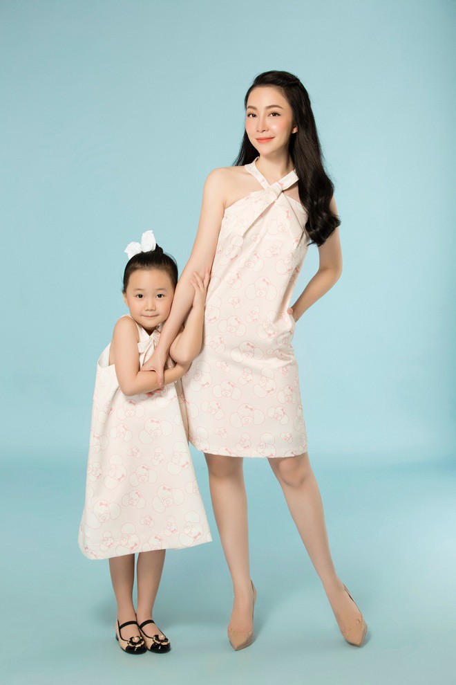Con gái Luna xinh đẹp hơn cả mẹ Linh Nga khi cùng diện đầm đôi giống nhau - Ảnh 4.