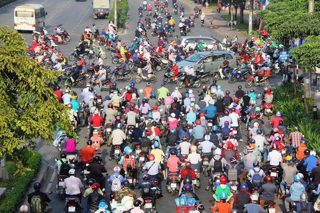 Kẹt xe từ sáng sớm, người Sài Gòn chen chúc đi làm trong tiết trời se lạnh ngày đầu tiên trong năm mới - Ảnh 13.