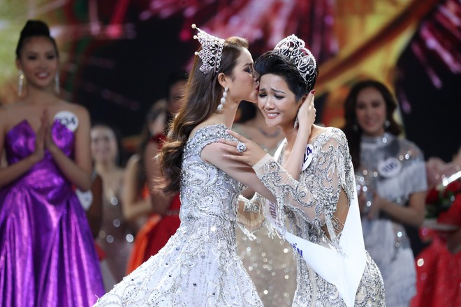 Những điểm trừ đáng tiếc của Chung kết Hoa hậu Hoàn vũ Việt Nam 2017 - Ảnh 2.