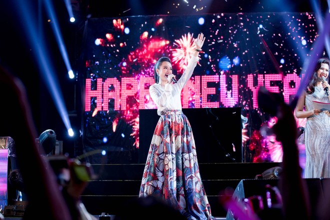Đón năm mới xa nhà, Angela Phương Trinh nổi bật với váy hoa họa tiết  - Ảnh 6.
