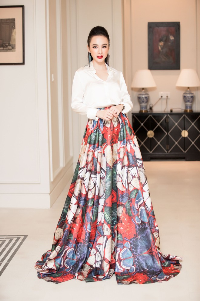 Đón năm mới xa nhà, Angela Phương Trinh nổi bật với váy hoa họa tiết  - Ảnh 1.