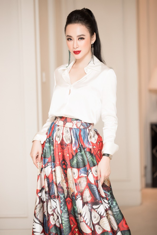 Đón năm mới xa nhà, Angela Phương Trinh nổi bật với váy hoa họa tiết  - Ảnh 2.