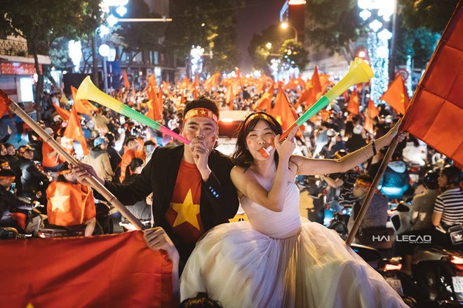 Ra mà xem đội tuyển U23 Việt Nam chiến thắng có ngay cặp đôi ăn mừng bằng bộ ảnh cưới vui ngất trời - Ảnh 20.