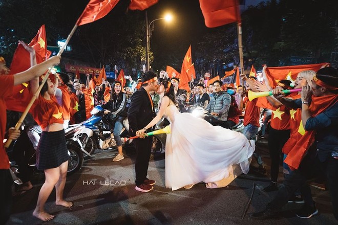 Ra mà xem đội tuyển U23 Việt Nam chiến thắng có ngay cặp đôi ăn mừng bằng bộ ảnh cưới vui ngất trời - Ảnh 15.