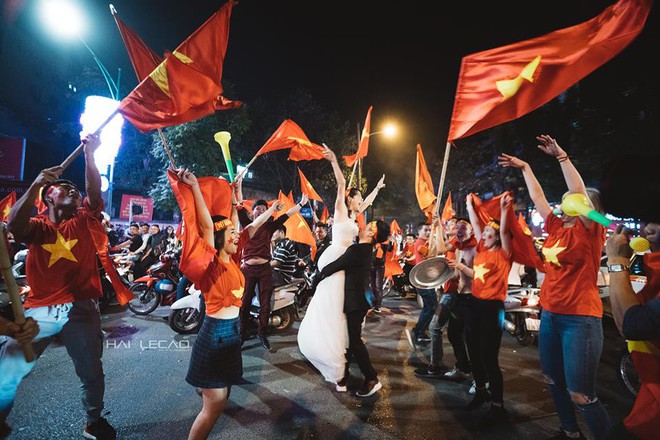 Ra mà xem đội tuyển U23 Việt Nam chiến thắng có ngay cặp đôi ăn mừng bằng bộ ảnh cưới vui ngất trời - Ảnh 11.